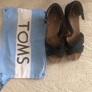 Toms black wedges